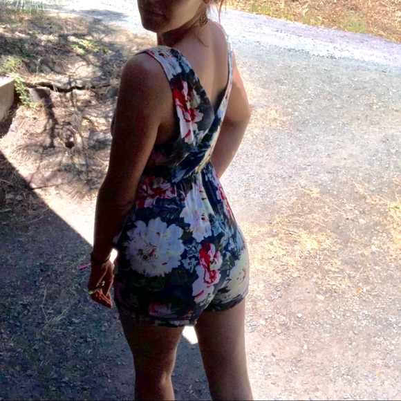 V-neck floral romper - Picture 3 of 6